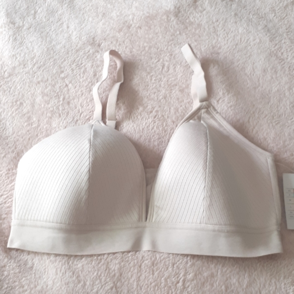 BEIGE ( pinkish beige)  LIGHTLY LINED PLUNGE BRALETTE SIZE MEDIUM NWT